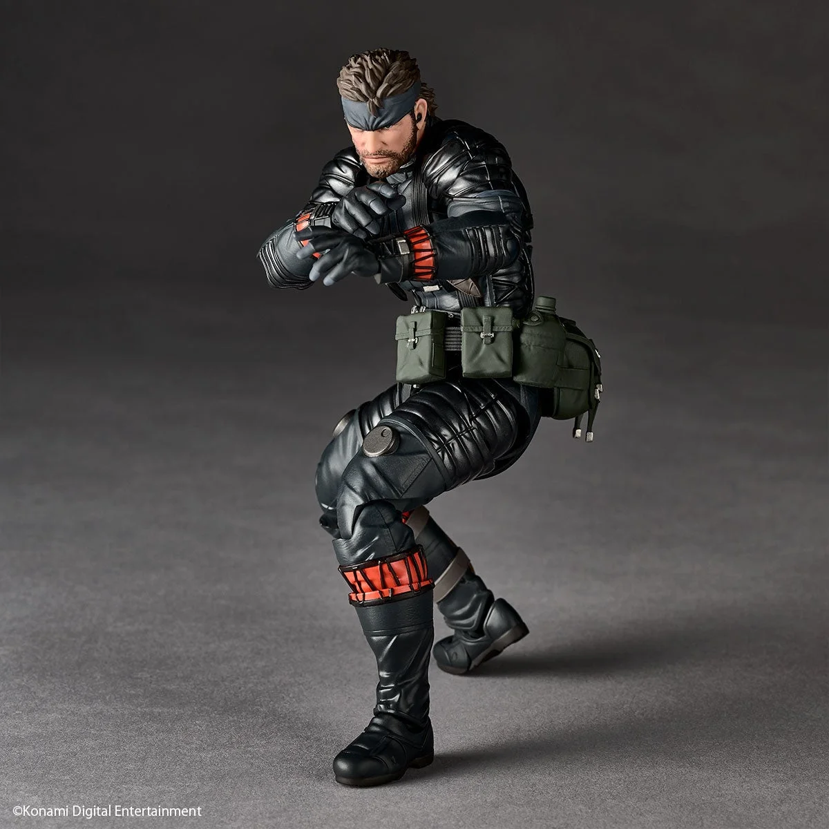 ネイキッド・スネークフィギュアの屈みポーズ