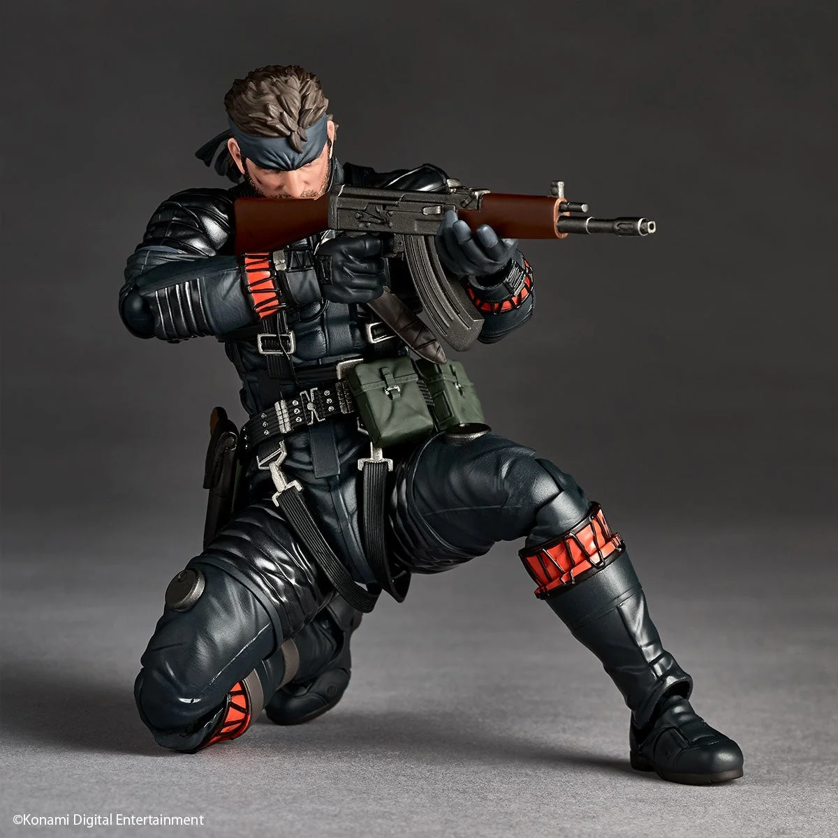 ネイキッド・スネークフィギュアがライフルを構えるポーズ