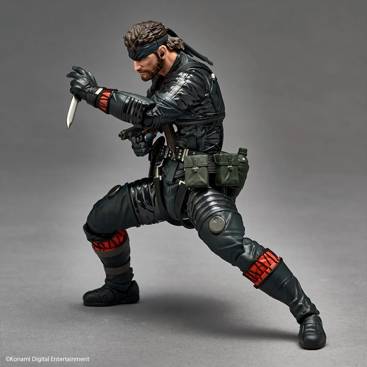 ネイキッド・スネークフィギュアがナイフを構えるポーズ