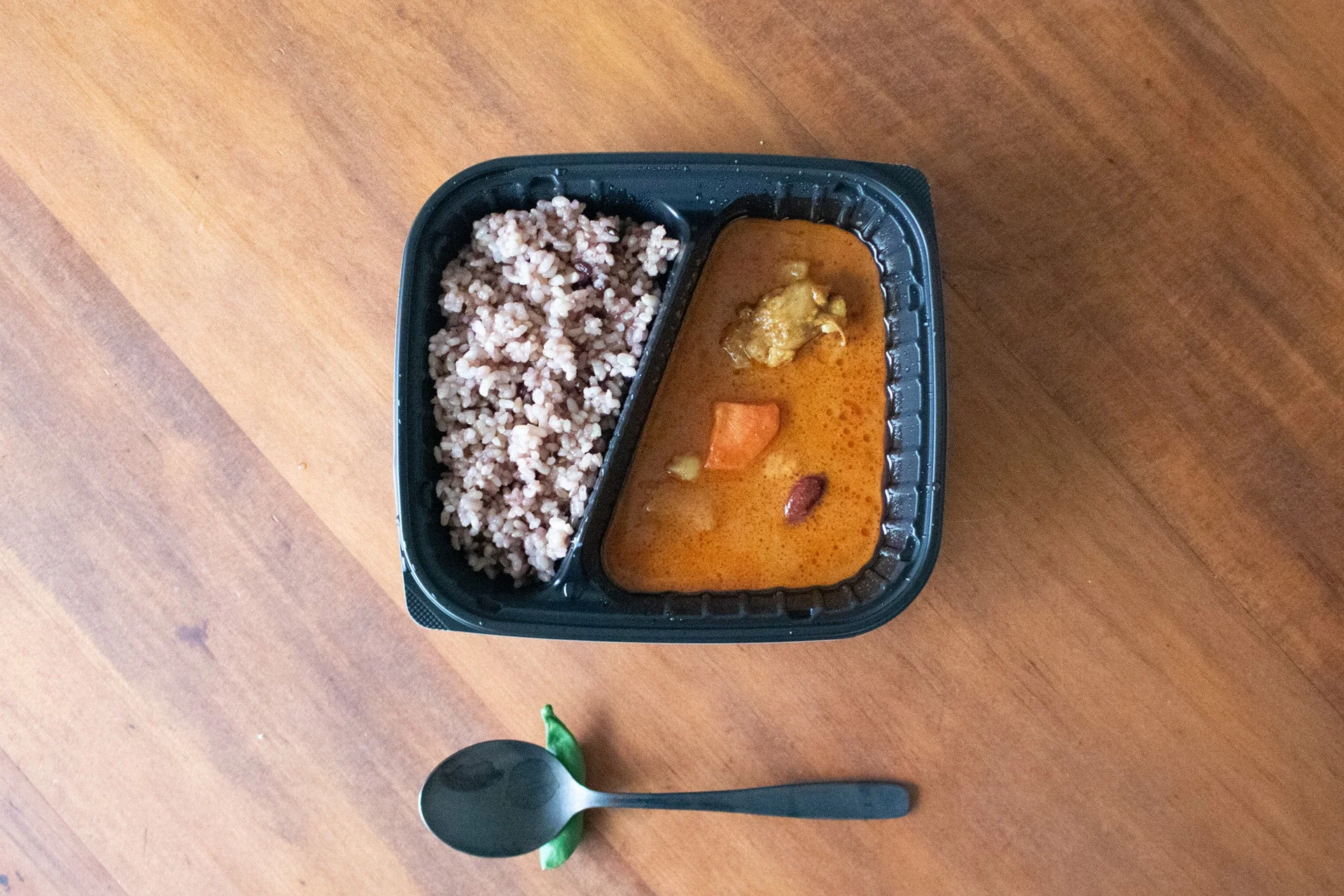 「寝かせ玄米®とひよこ豆のチキンカレー」の容器に入った中身