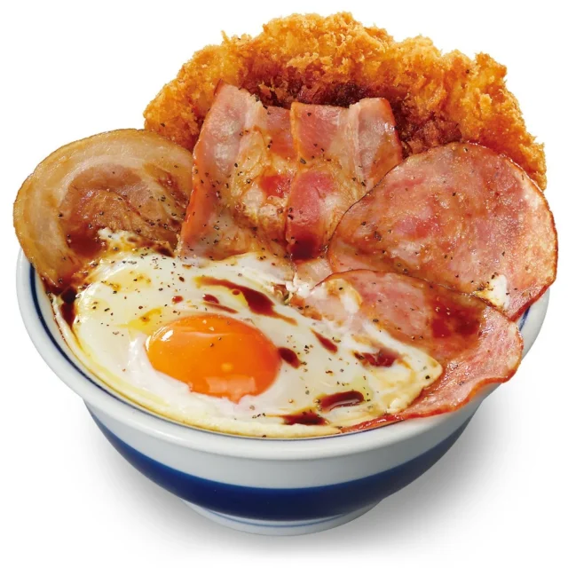 かつやのウルトラエッグカツ丼、目玉焼きとロースカツ