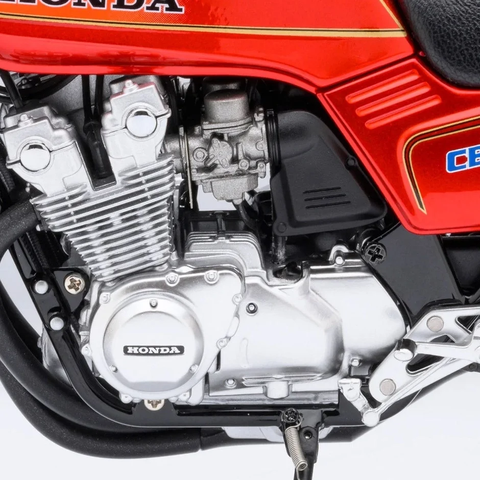 ホンダCB750F模型の左側エンジン部分のクローズアップ
