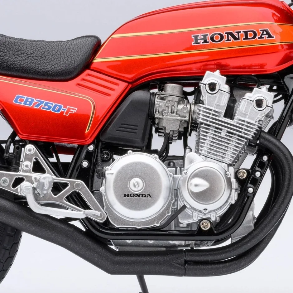 ホンダCB750F模型の右側エンジン部分のクローズアップ