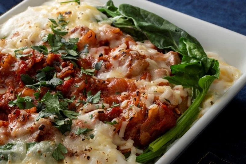 チーズとミートソースがたっぷりかかったゴロゴロミートグラタン