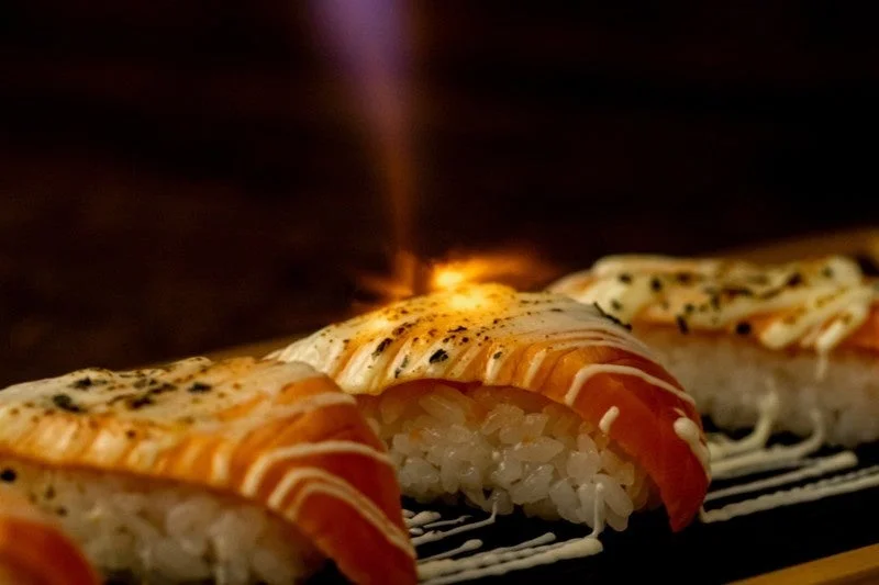 炙りマヨネーズが乗ったサーモンの握り寿司