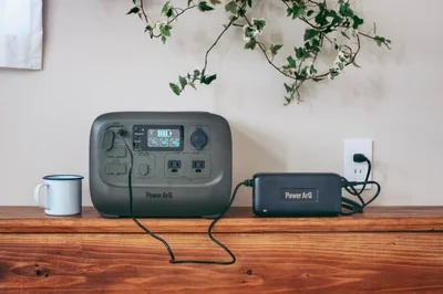 PowerArQポータブル電源を室内で充電・使用する様子