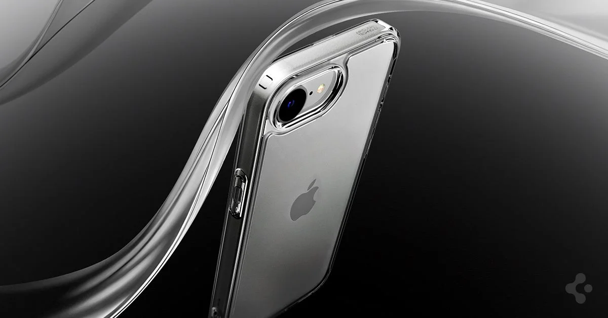 iPhone 17eに装着されたSpigenウルトラ・ハイブリッド（クリスタル・クリア）ケース