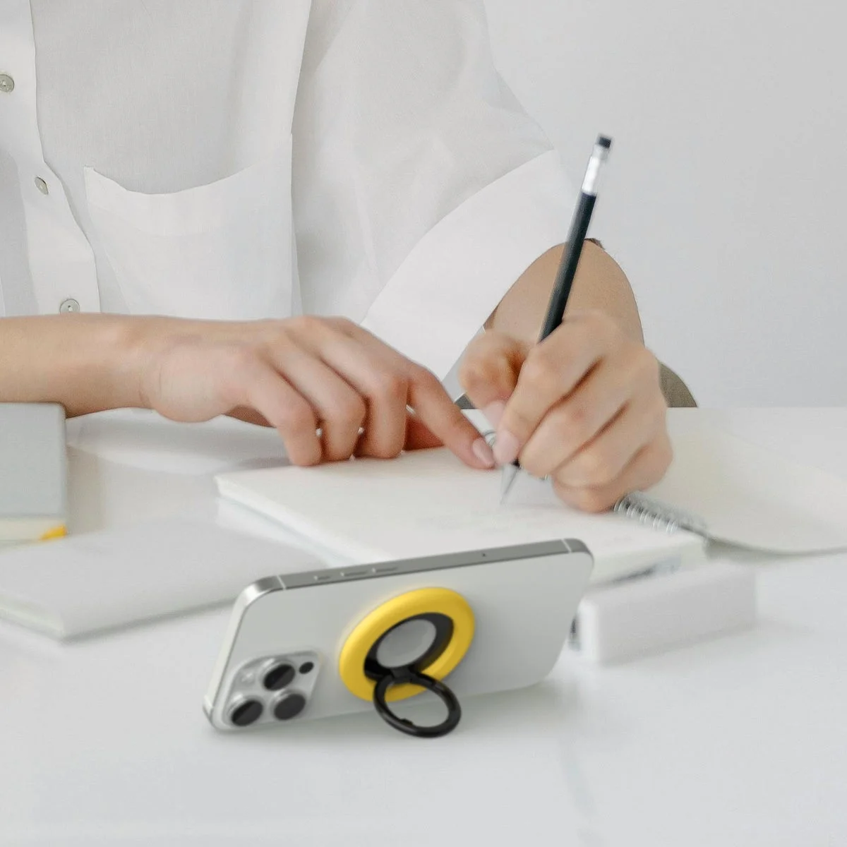 ナノポップ・マグフィットリングをキックスタンドとして使用する様子