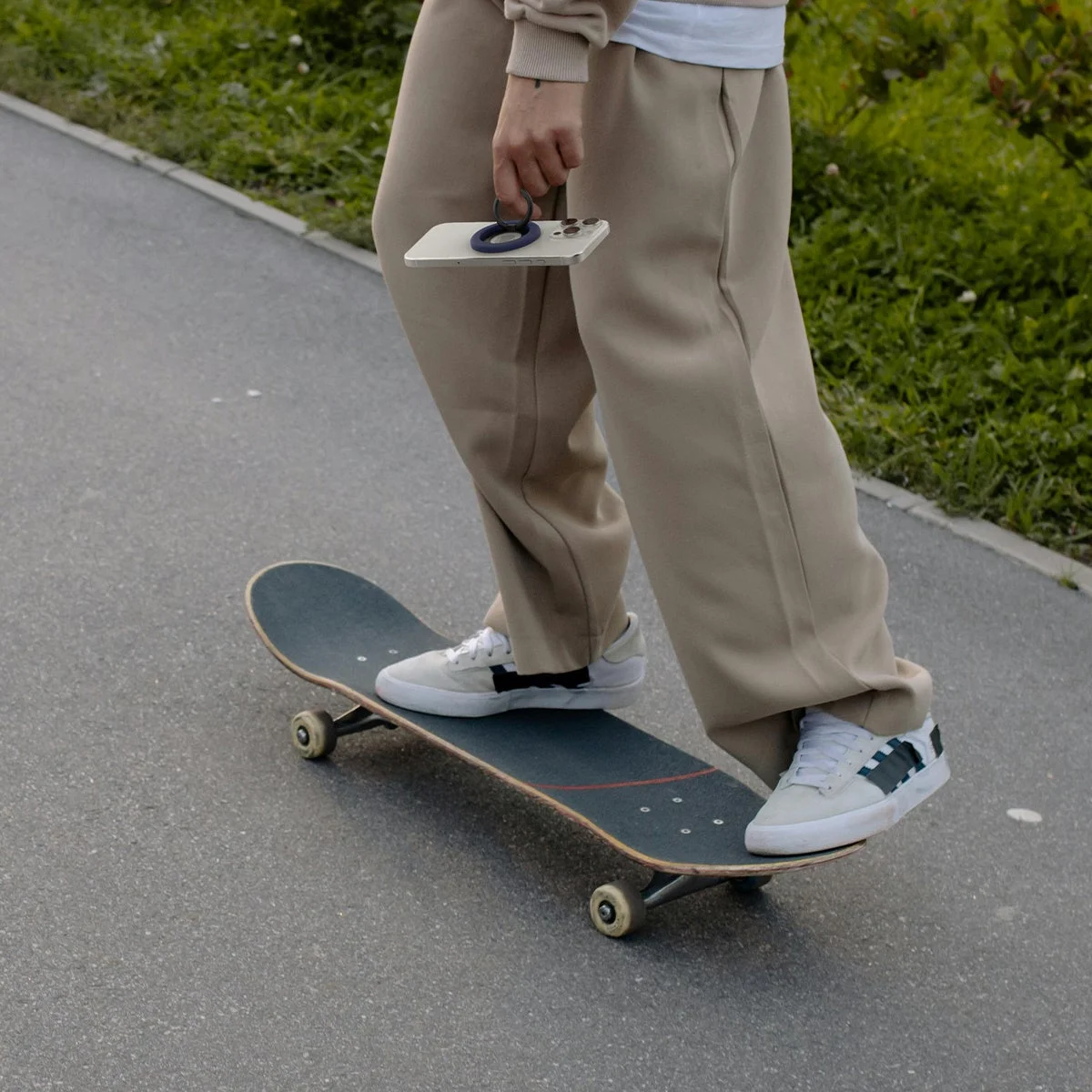 ナノポップ・マグフィットリングを持ってスケートボードに乗る様子