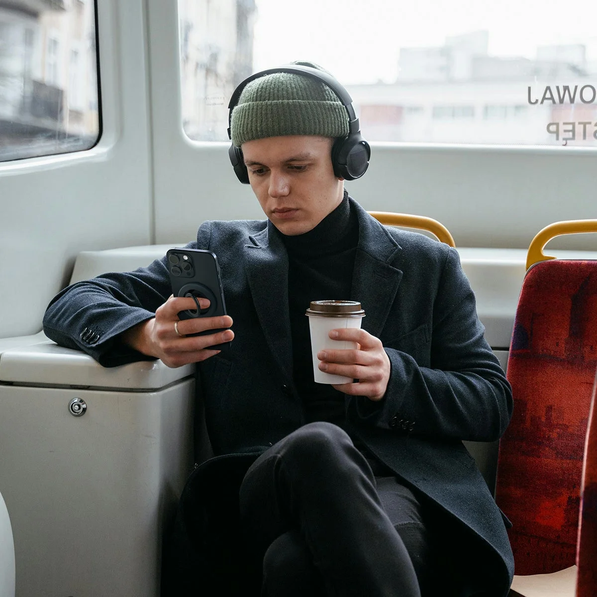 ナノポップ・マグフィットリングでiPhoneを持つ男性