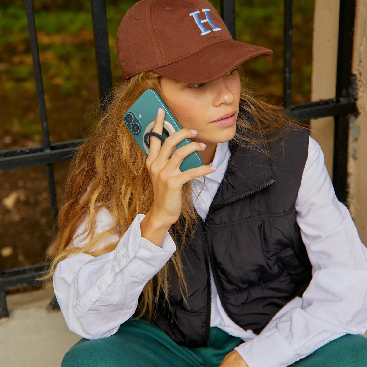 ナノポップ・マグフィットリングでiPhoneを持つ女性