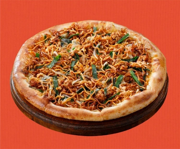 ベビースターラーメンと台湾ミンチ、もやし、にらがトッピングされた「ベビースター 台湾ミンチピザ」