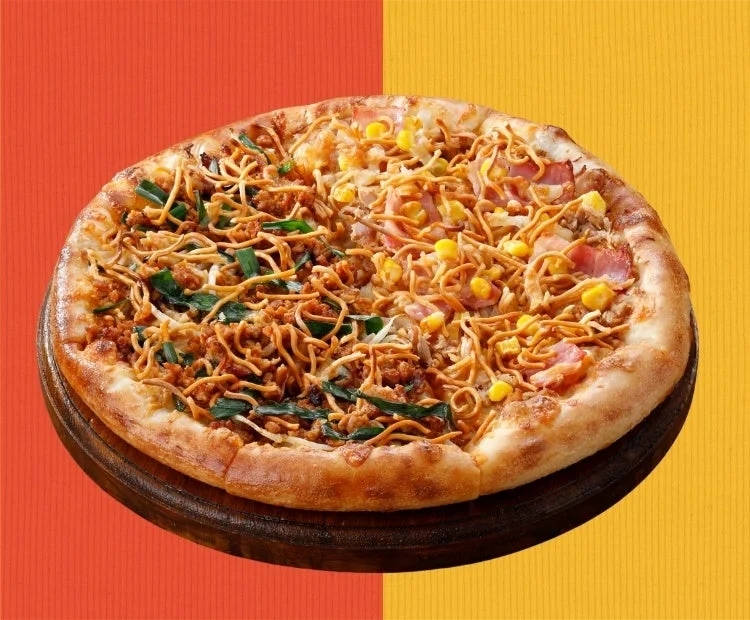 ベビースター 台湾ミンチピザとベビースター ハッピーマヨピザが半分ずつ楽しめる「ベビースター よくばりハーフ＆ハーフピザ」