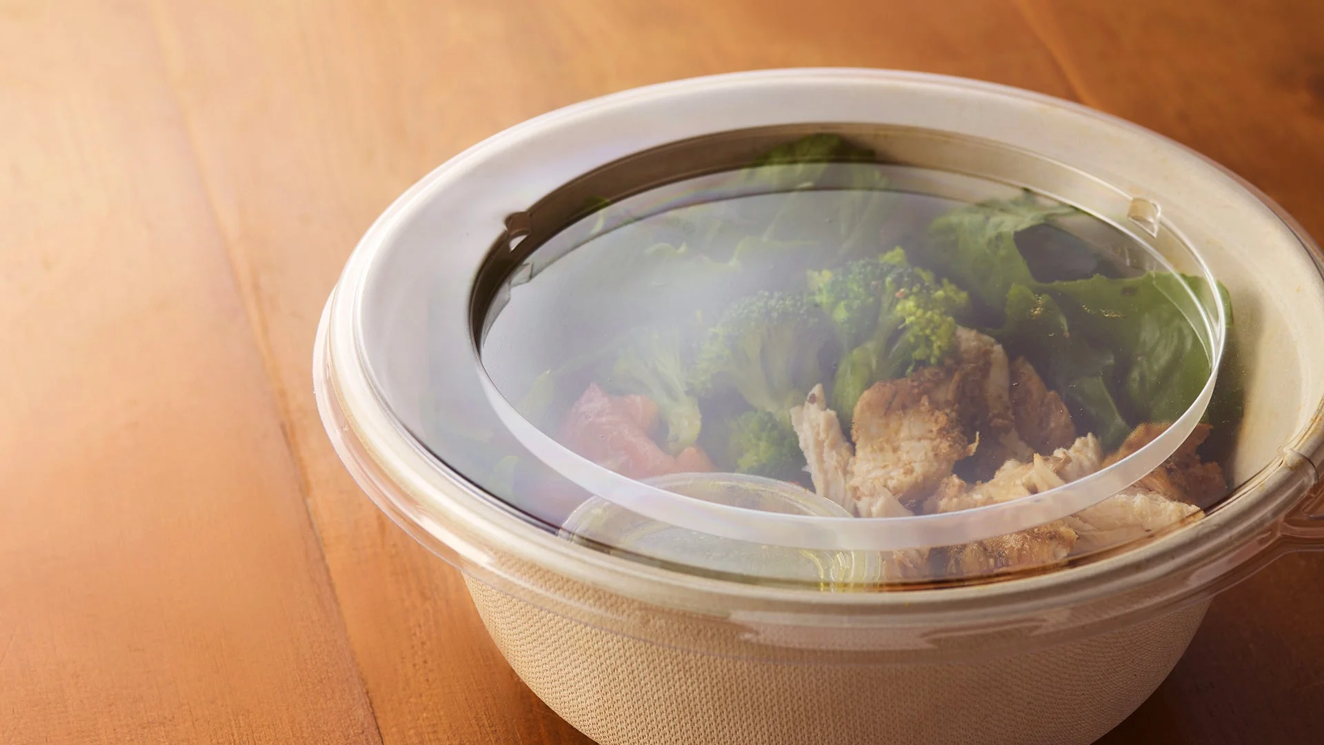 透明なプラスチック蓋に変更されたクリスプサラダワークスのサラダボウル