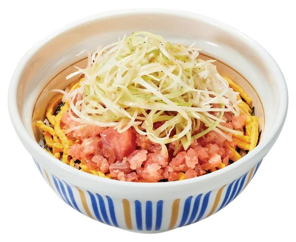 なか卯「ねぎ塩まぐろたたき丼」のアップ。たっぷりの白髪ねぎが乗っている。