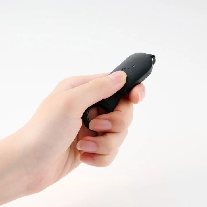 手のひらに収まるコンパクトなワイヤレスリモコン