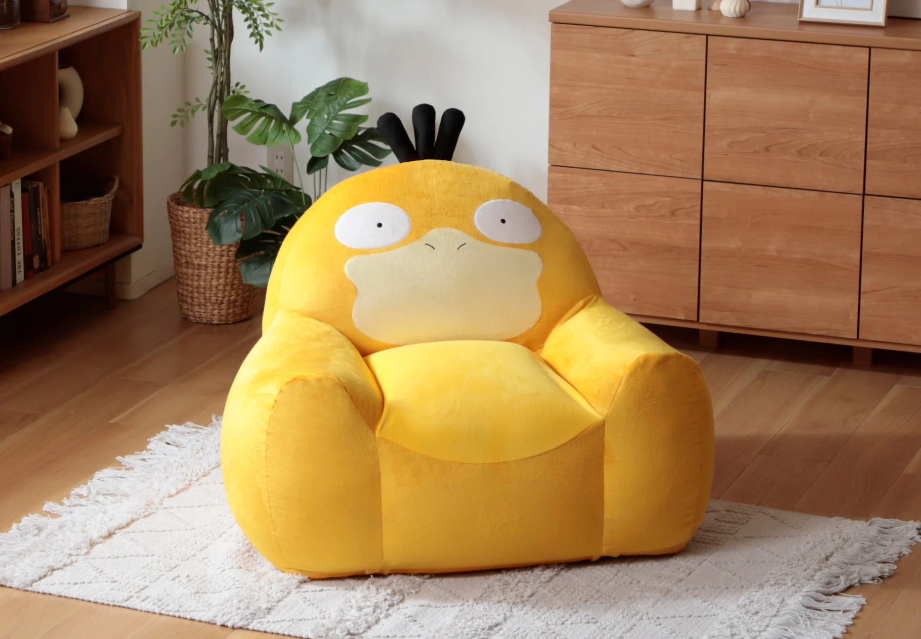 部屋に置かれたコダックビーズソファ。温かみのある空間に溶け込む様子。