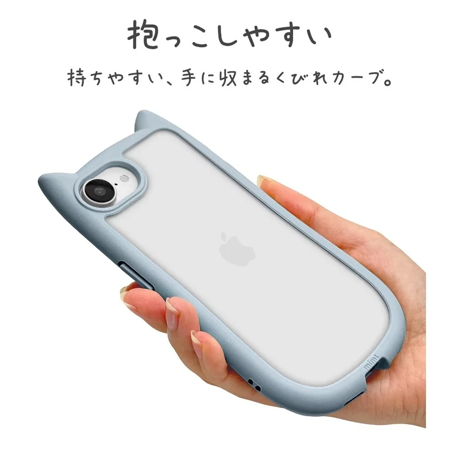 iPhoneを装着した「ネコミミケース」を手に持った様子