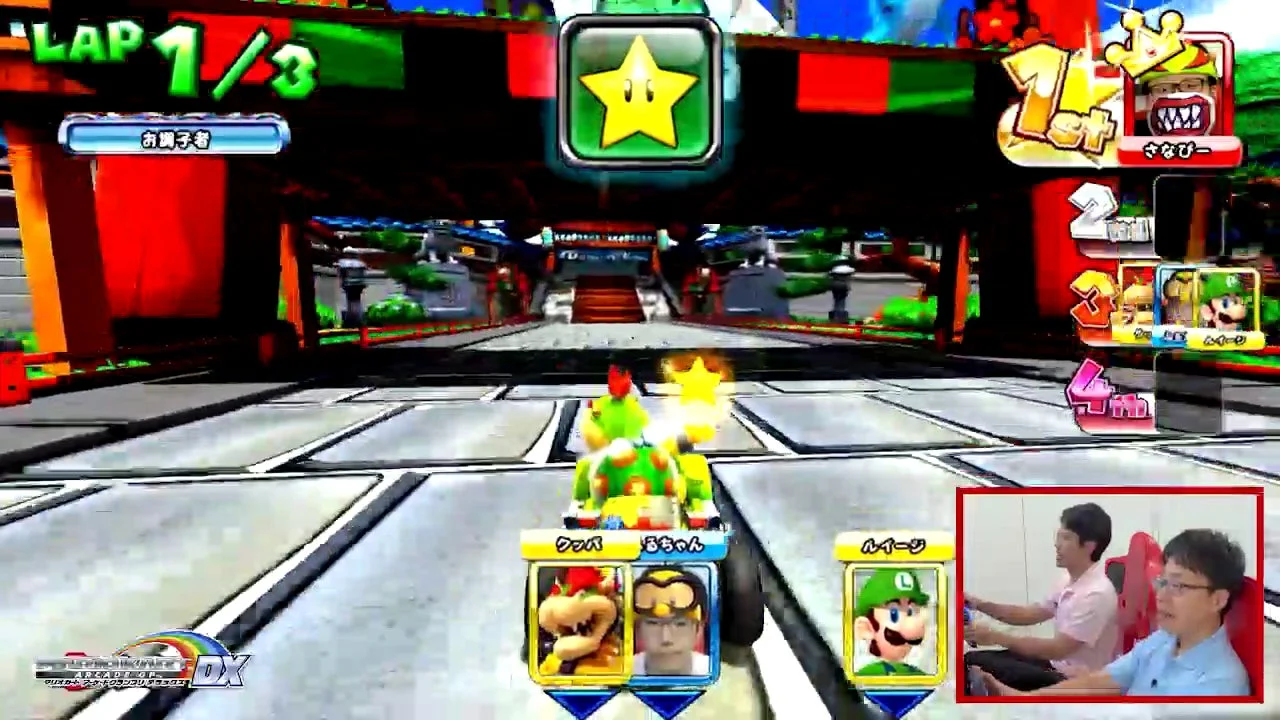 付録DVD収録のゲーム実況動画で、実況者とマリオカートのゲーム画面が映るスクリーンショット