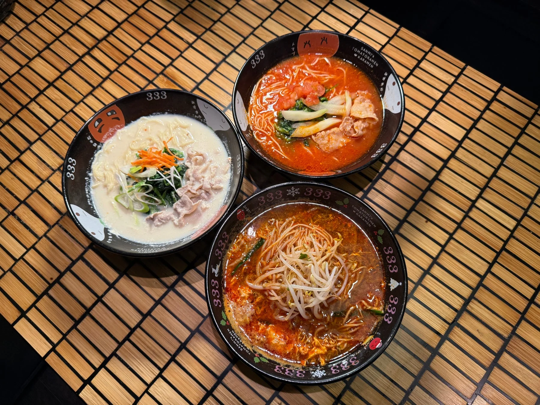 ホワイトデーキャンペーン対象の元祖トマトラーメン、辛麺、元祖豆乳ラーメンの3種類