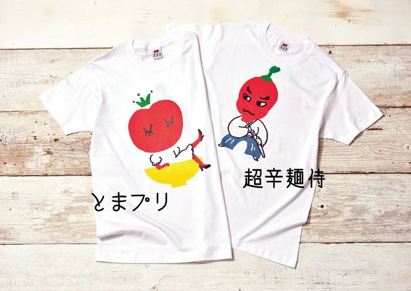 元祖トマトラーメン三味のキャラクター「とまプリ」と「超辛麺侍」がデザインされたTシャツ