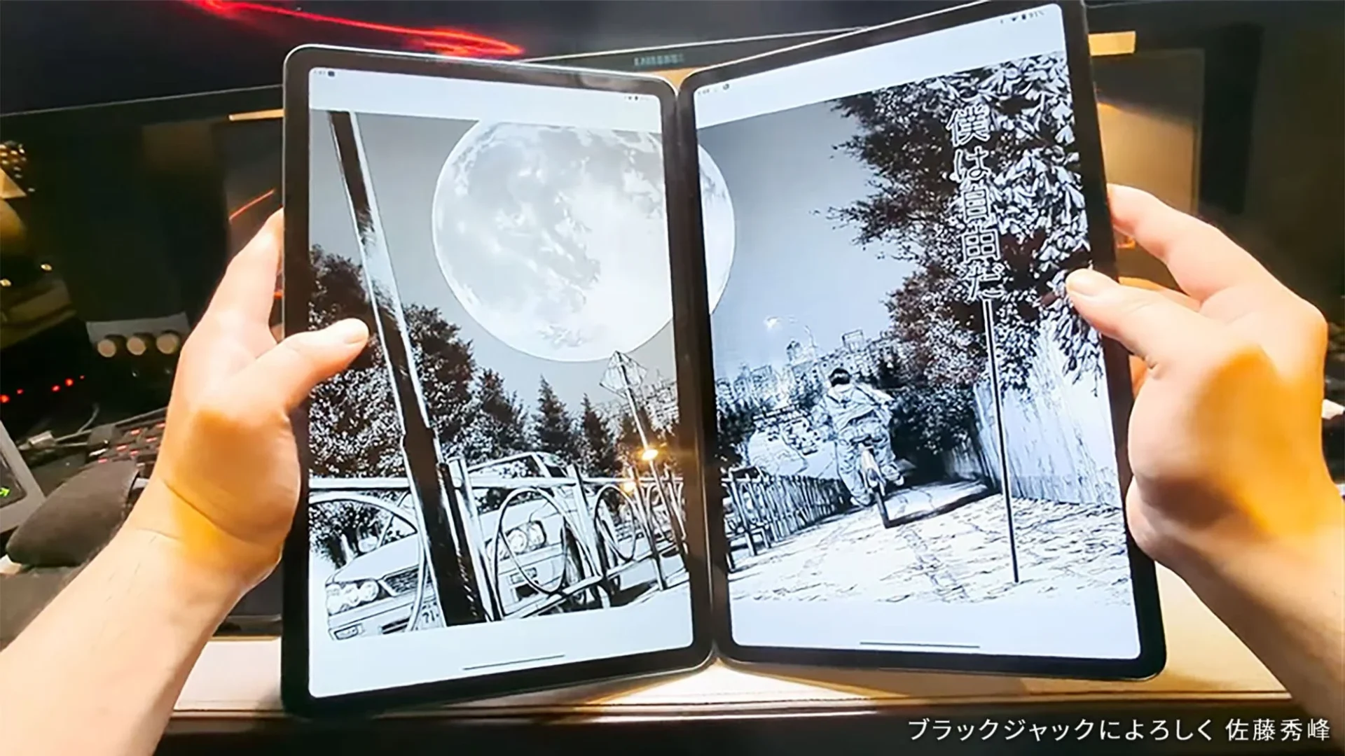 MIHIRAKIアプリで見開き表示された電子マンガを読む様子