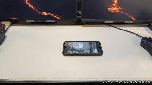 1台のスマートフォンで電子マンガを横向き表示している様子