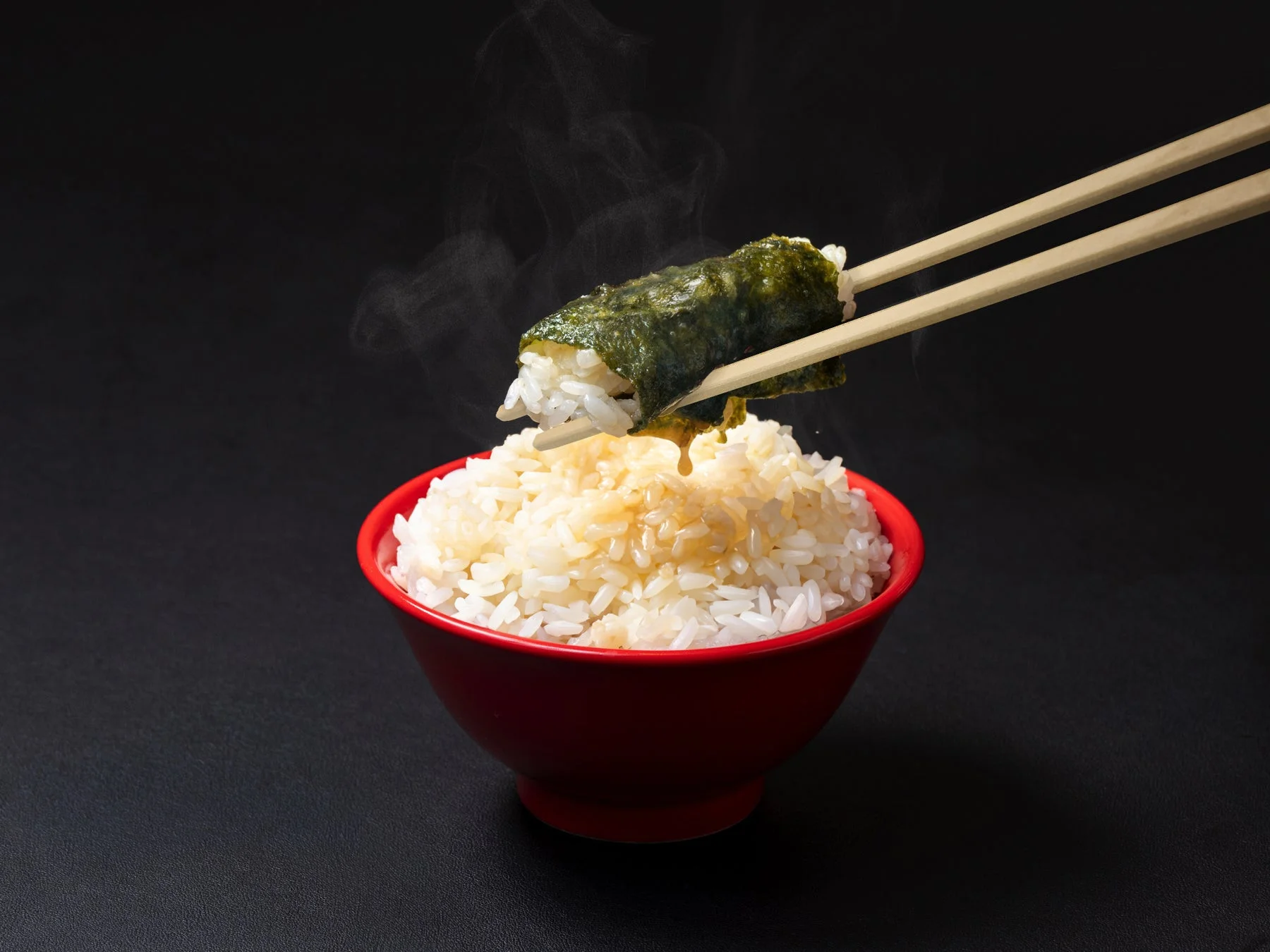 壱角家の家系めし作法、海苔でライスを巻く様子