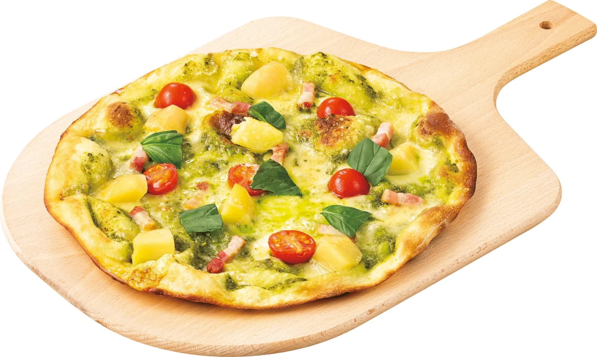 バジルとミニトマト、ポテト、ベーコンを使用したジェノベーゼピッツァ