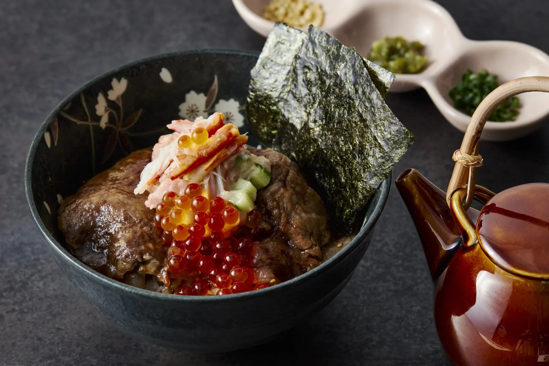 黒毛和牛すきやき海鮮丼のアップ、蟹といくらが鮮やか