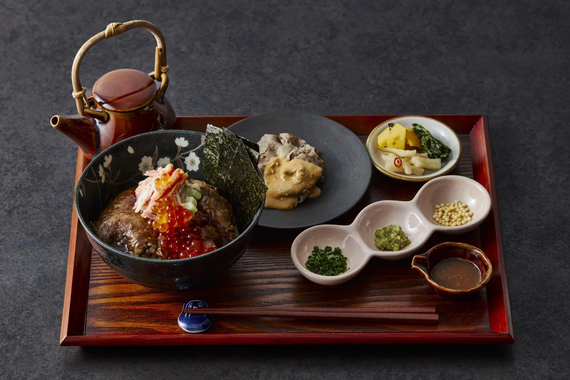 黒毛和牛すきやき海鮮丼と薬味、お茶漬け用の出汁ポット