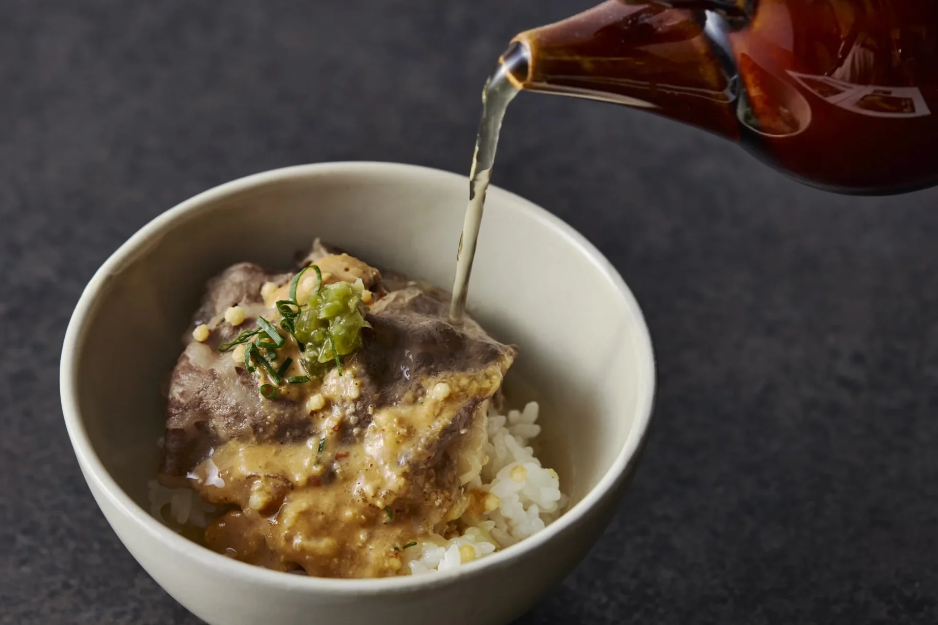 黒毛和牛すきやき海鮮丼の〆、出汁を注ぐ和牛茶漬け