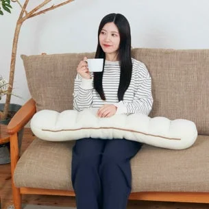 女性がふんわりちぎりパンクッションを抱える様子