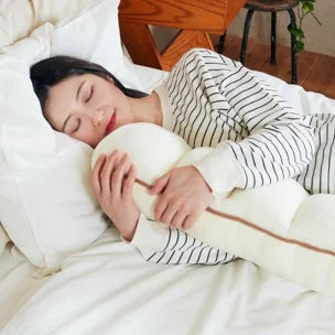 女性がふんわりちぎりパンクッションを抱いて寝る様子