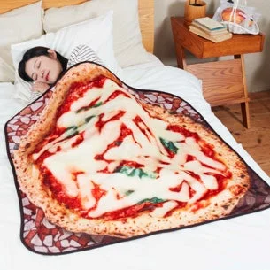 女性が金のマルゲリータブランケットを掛けて寝る様子