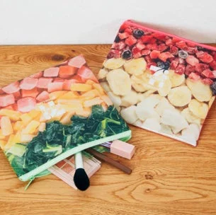 スムージーフラットポーチに化粧品を入れた使用イメージ