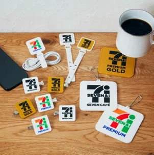 セブン-イレブンロゴ入りラバーバンドやコースターなどのコレクション