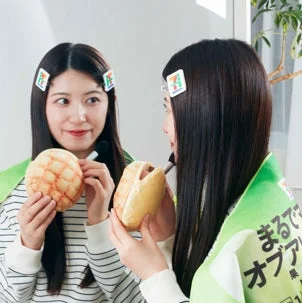 セブン-イレブンロゴ入り前髪クリップをつけた女性