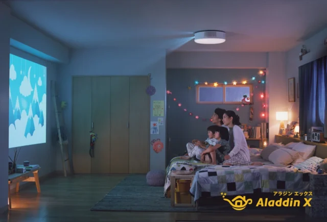 Aladdin Xのホームプロジェクターで家族がスイカゲームを楽しむイメージ