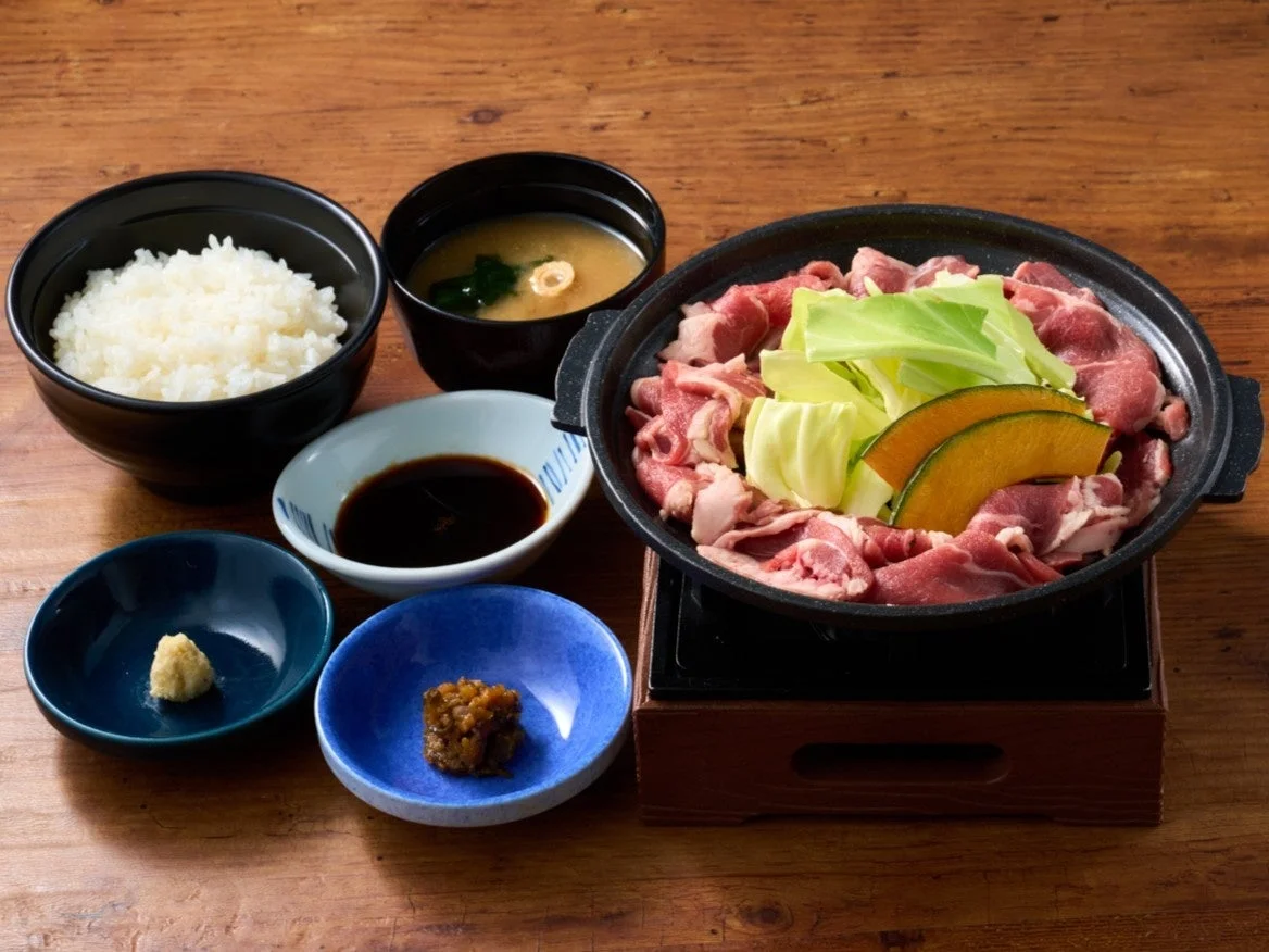 夢庵の北海道ジンギスカン定食、陶板で焼き上げるラム肉と野菜、ご飯、味噌汁付き
