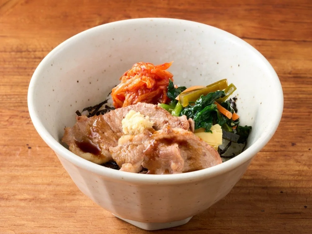 自分で作るジンギス丼、キムチと昆布和えが乗ったピリ辛ビビンパ風