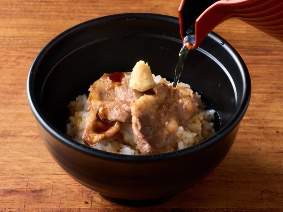 ジンギスカンのたれ茶漬け、お出汁をかけて楽しむ〆の一品