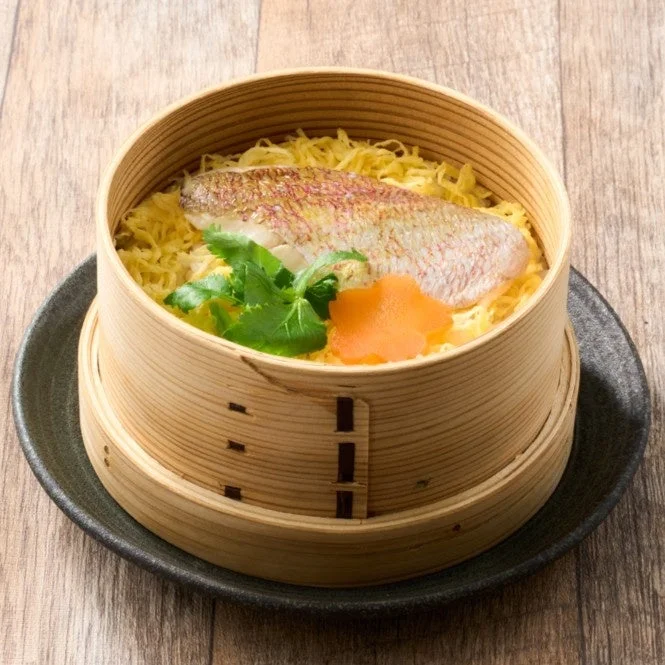三陸産花鯛のせいろ御飯、大ぶりな切り身を蒸しあげた一品