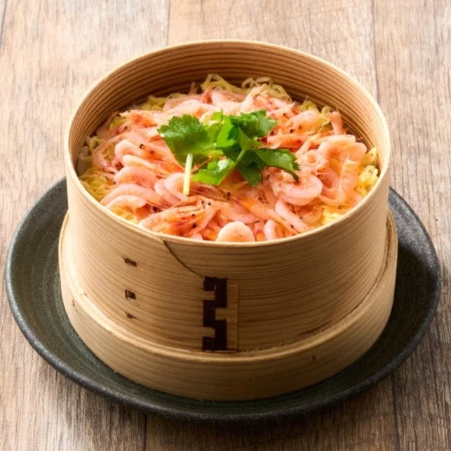桜海老のせいろ御飯、釜揚げ桜海老をたっぷり乗せた春の味わい