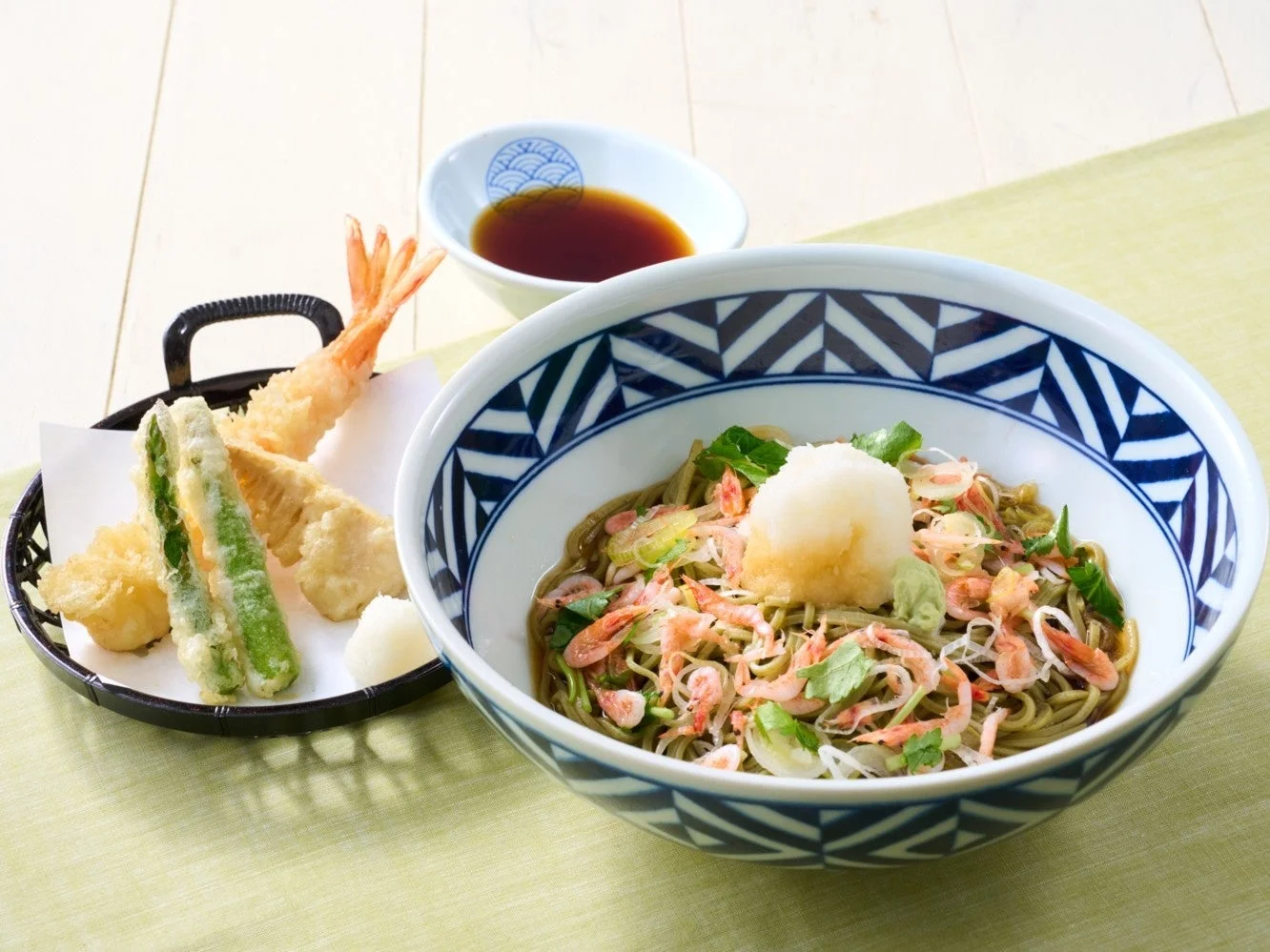 桜海老のおろしめかぶそばと春天セット、冷たいそばと天ぷら