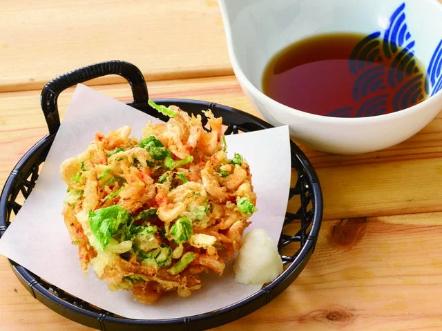玉ねぎと三つ葉を混ぜた熱々の桜海老のかき揚げ