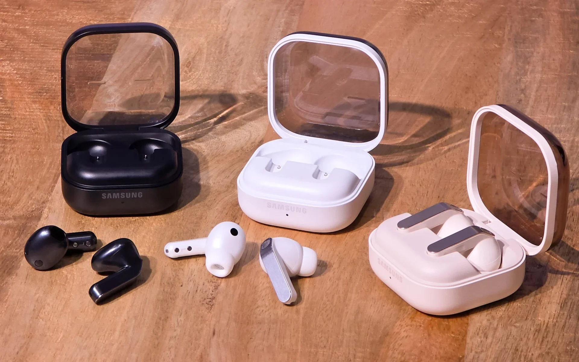 Samsung Galaxy Buds4シリーズのカラーバリエーションと充電ケース