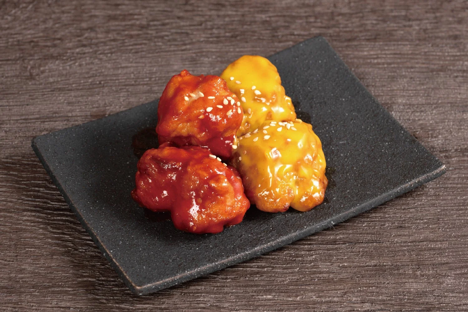 ヤムニョムとハニーマスタードの2種類のチキン