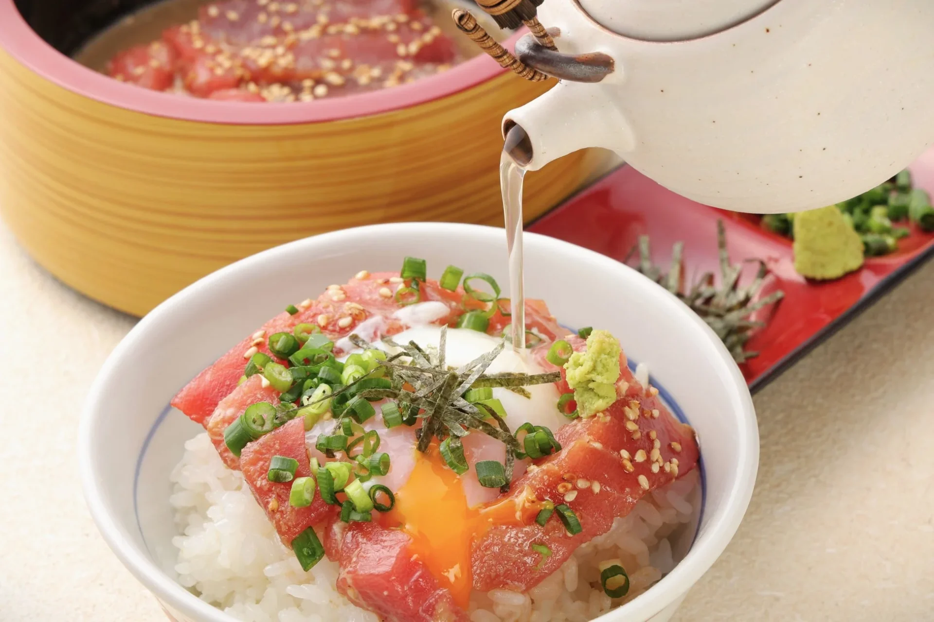 出汁をかけて楽しむ勝浦生まぐろ茶漬け
