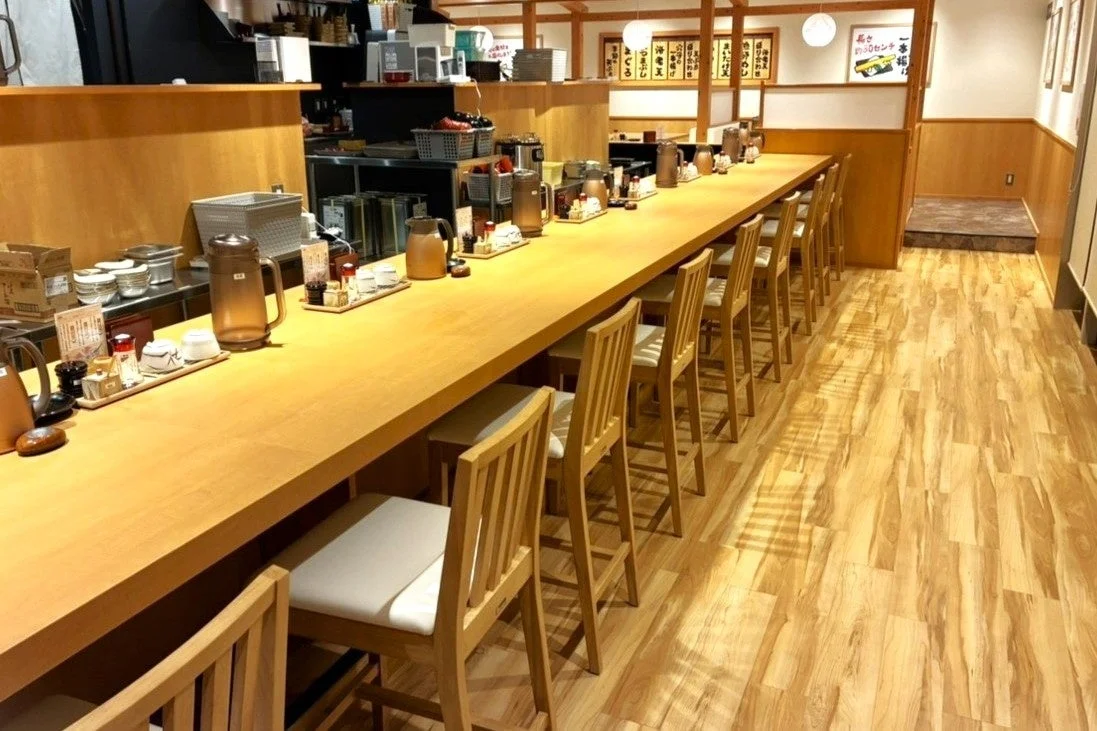 広々としたカウンター席